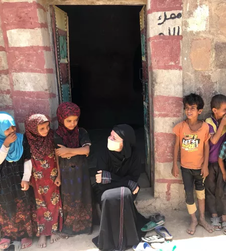Gerrianne Pennings talking to children in Yemen