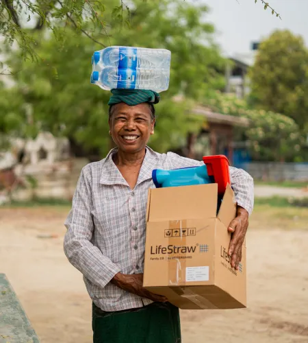 Een vrouw in Myanmar met water