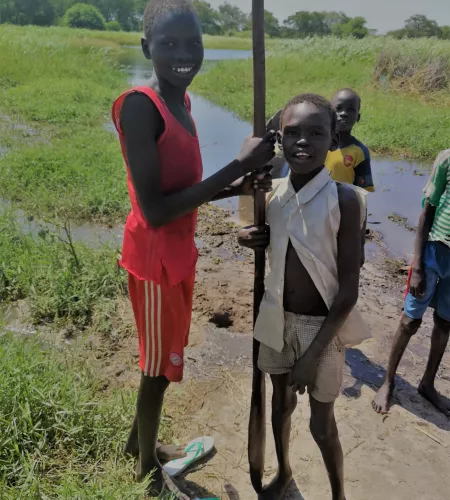 Jongens bij een rivier in Afrika