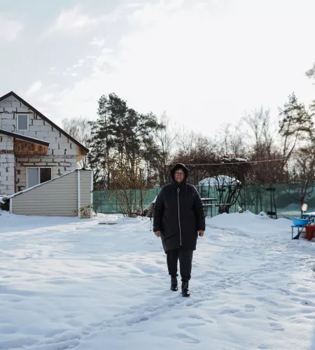 Tetiana bij haar nieuwe huis in aanbouw