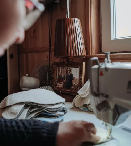 Tetiana aan het naaien