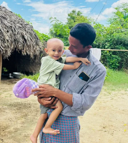 Thein Aye en zijn zoontje