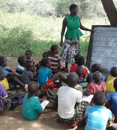 Kinderen in Uganda krijgen les in kleine groepjes