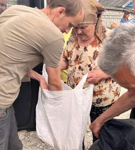 Een vrouw krijgt hulpgoederen in Oekraïne