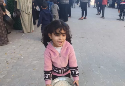 Gazaans meisje met ontvangen rijst
