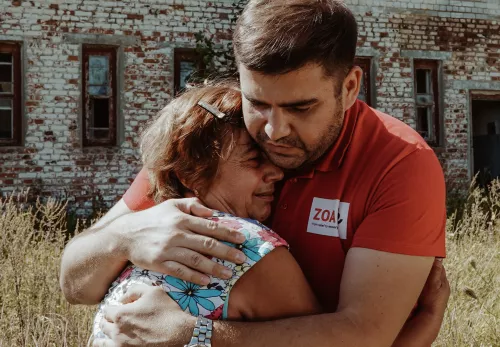 ZOA employees hugs a woman in Ukraïne