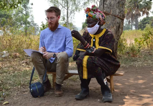 Joppe interviewt Josephine in Uganda