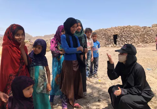 Gerrianne Pennings in gesprek met kinderen in Jemen