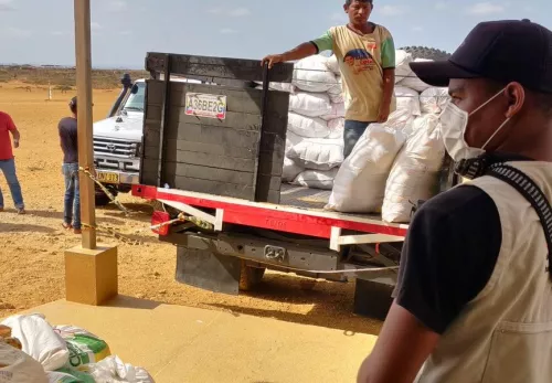 ZOA employee distributes hygiene articles against the spread of the coronavirus in Colombia